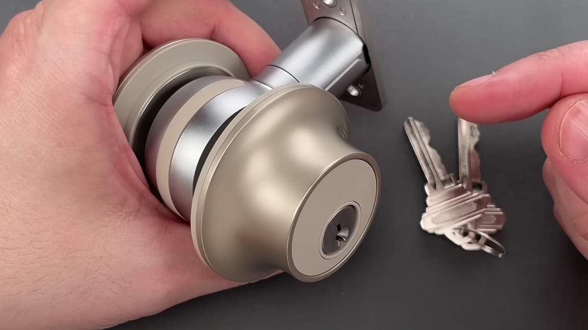Lockpicking Expert Cracks 330 Apple 'Smart' Door Knob In Seconds