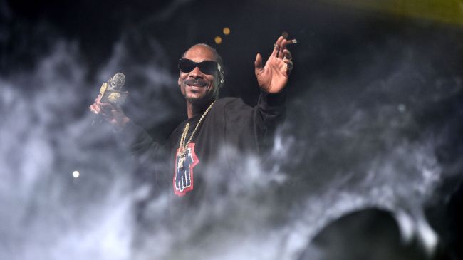 Snoop Dogg's Personal Blunt Roller Estimates How Many They've Rolled
