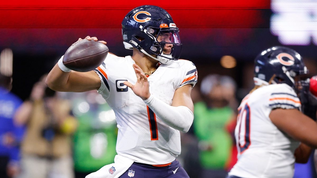 Bears QB Justin Fields aggravates shoulder injury in loss: 'I'm