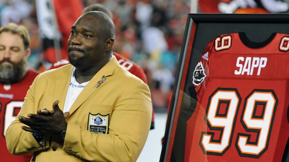 Warren Sapp sounds off after fan shows love for the new-look Bucs