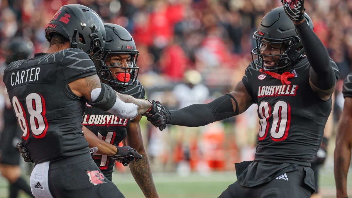Louisville WR Launches Water Bottle Into Stands At Kentucky Fans