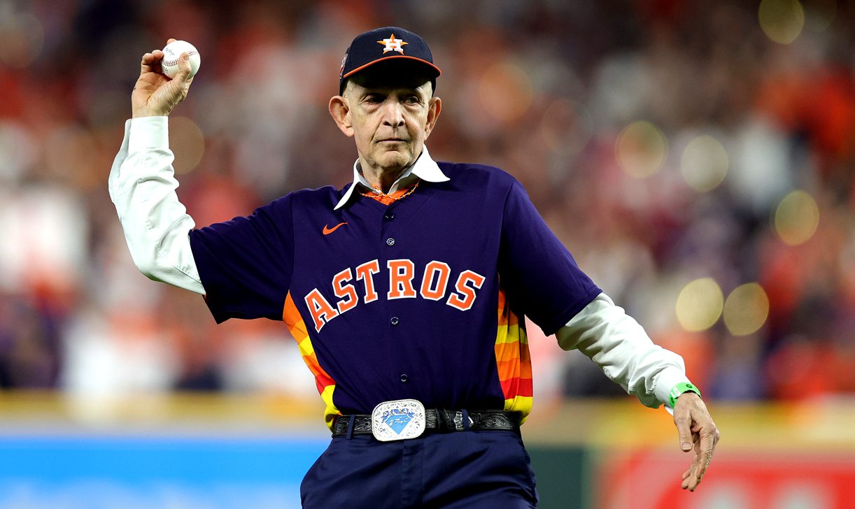 Mattress Mack loads World Series winnings onto jet with wheelbarrow