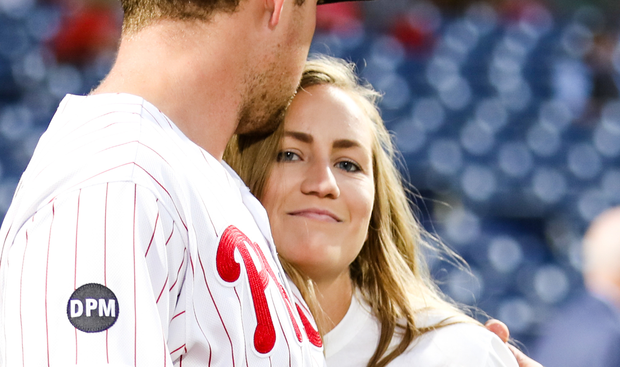 Rhys Hoskins' wife Jayme buys Phillies fans beer during World
