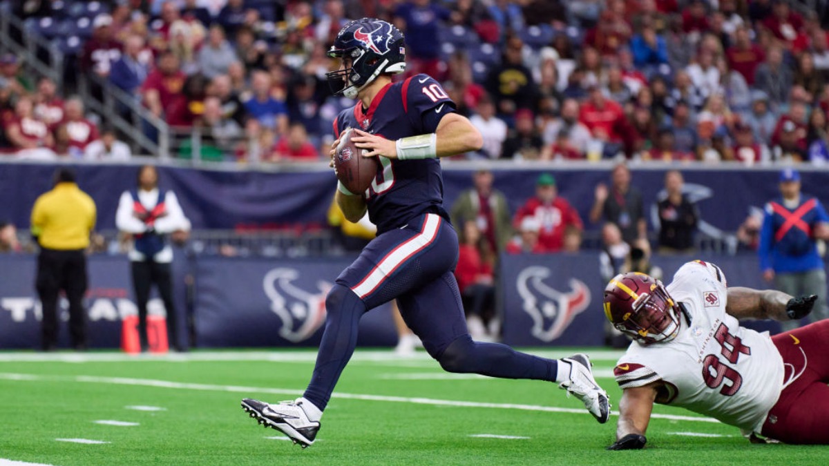 Texans HC Lovie Smith announces Davis Mills will return as