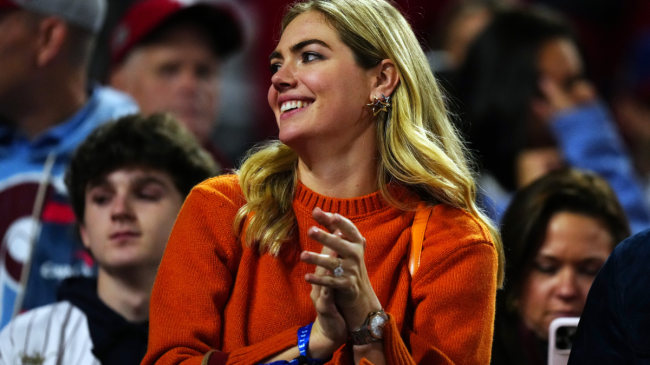 Kate Upton cheers on the Astros.