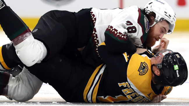 Liam O'Brien and Trent Frederic fight during Coyotes-Bruins game