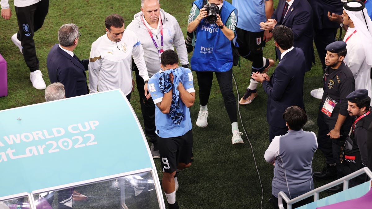 Uruguay Players Stalk Referee In Tunnel After FIFA World Cup Elimination