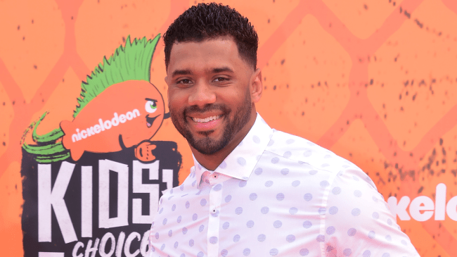 Russell Wilson poses for a picture at a Nickelodeon event.