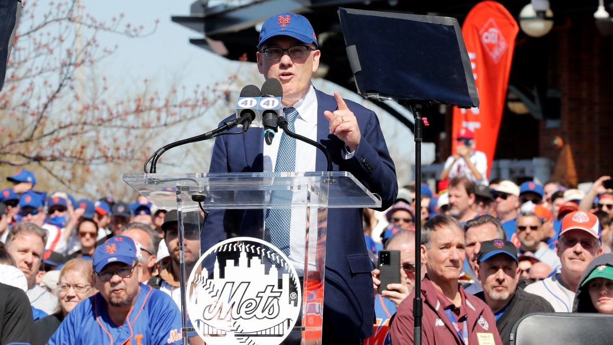 LOOK: Mets sport new-look jersey patch after Steve Cohen criticized  previous one for having 'Phillie colors' 