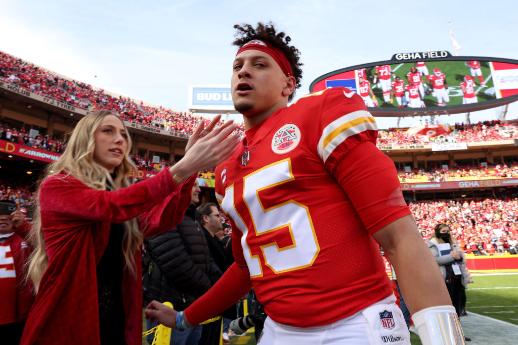 Brittany Mahomes and Patrick Mahomes on the sideline