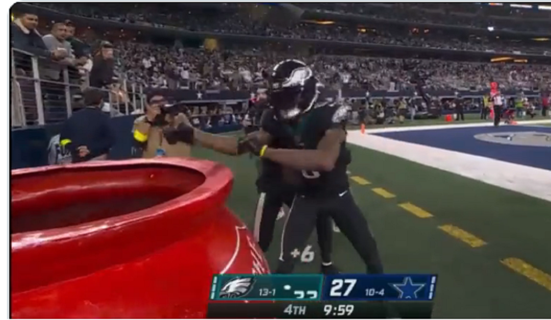 DeVonta Smith TD celebration: Eagles WR channels Grinch, 'steals