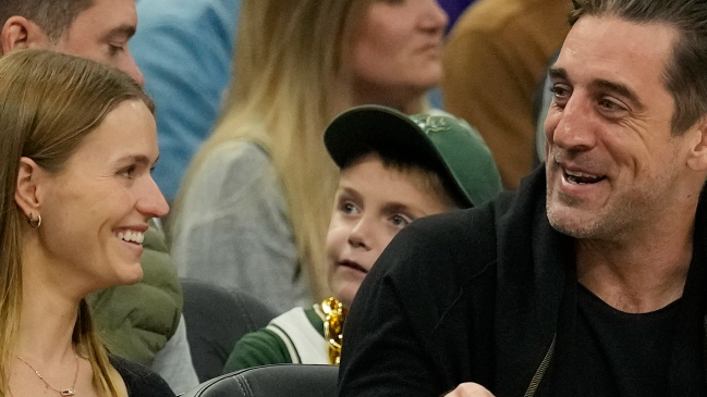 Aaron Rodgers sits courtside at a Bucks game.