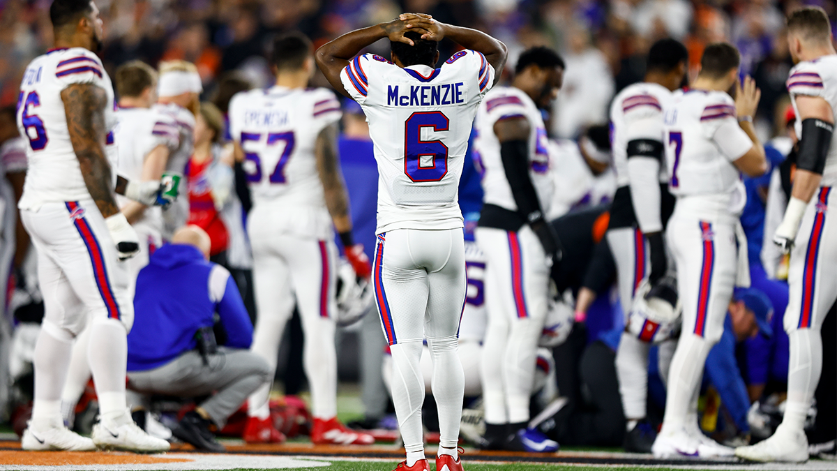 NFL World Reacts To Bills, Vikings Officiating Mistake - The Spun