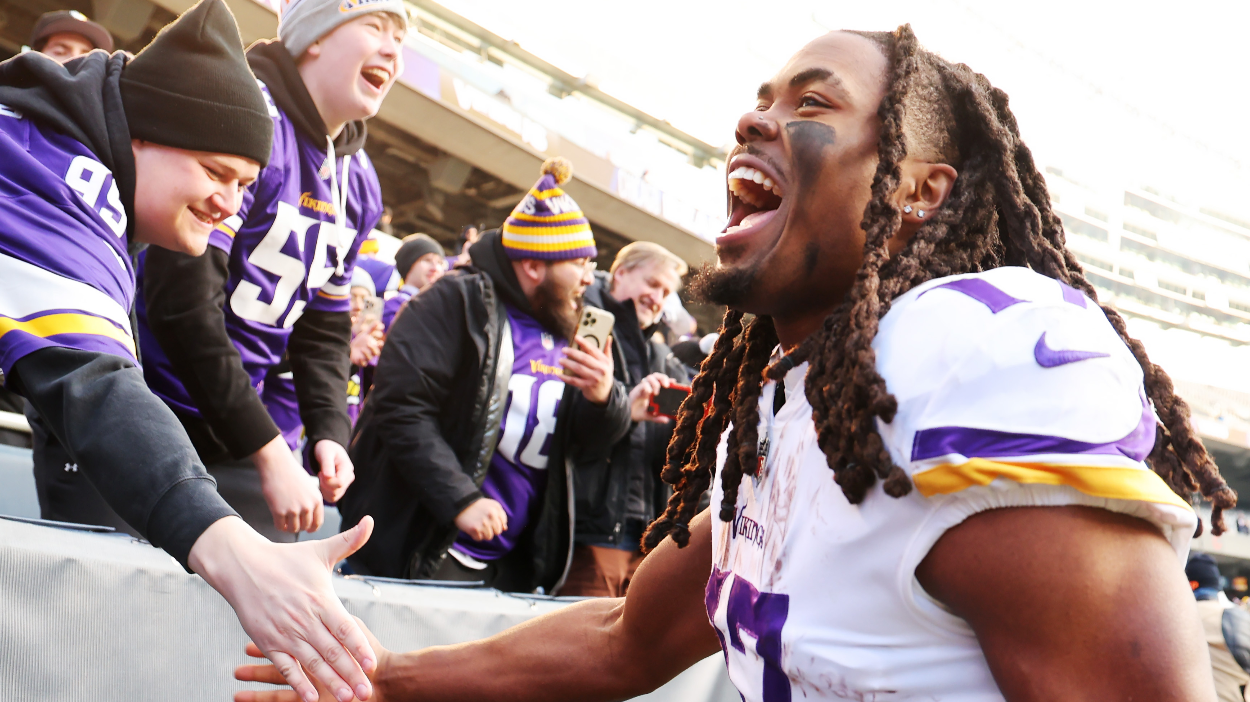 Vikings' fan rewarded with game ball after flipping off Giants' Isaiah  Hodgins