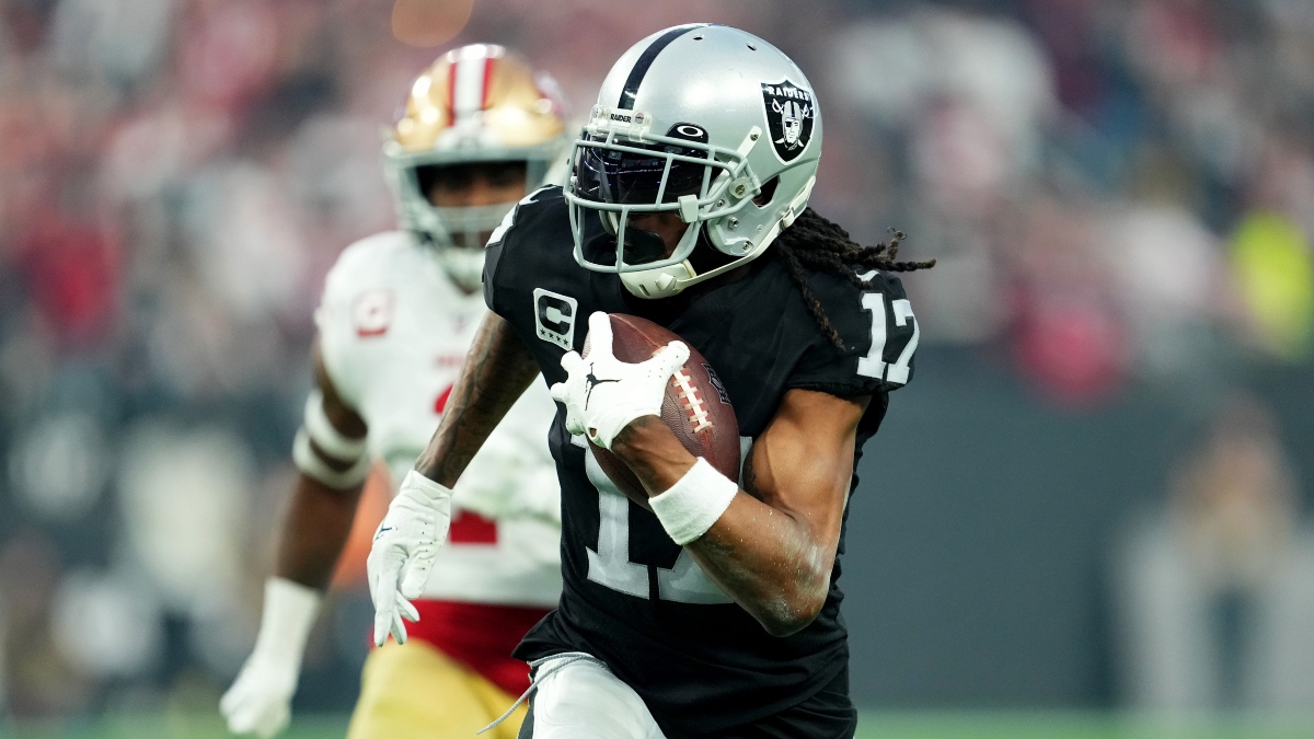 Watch Davante Adams make extra sure tunnel is clear before leaving field