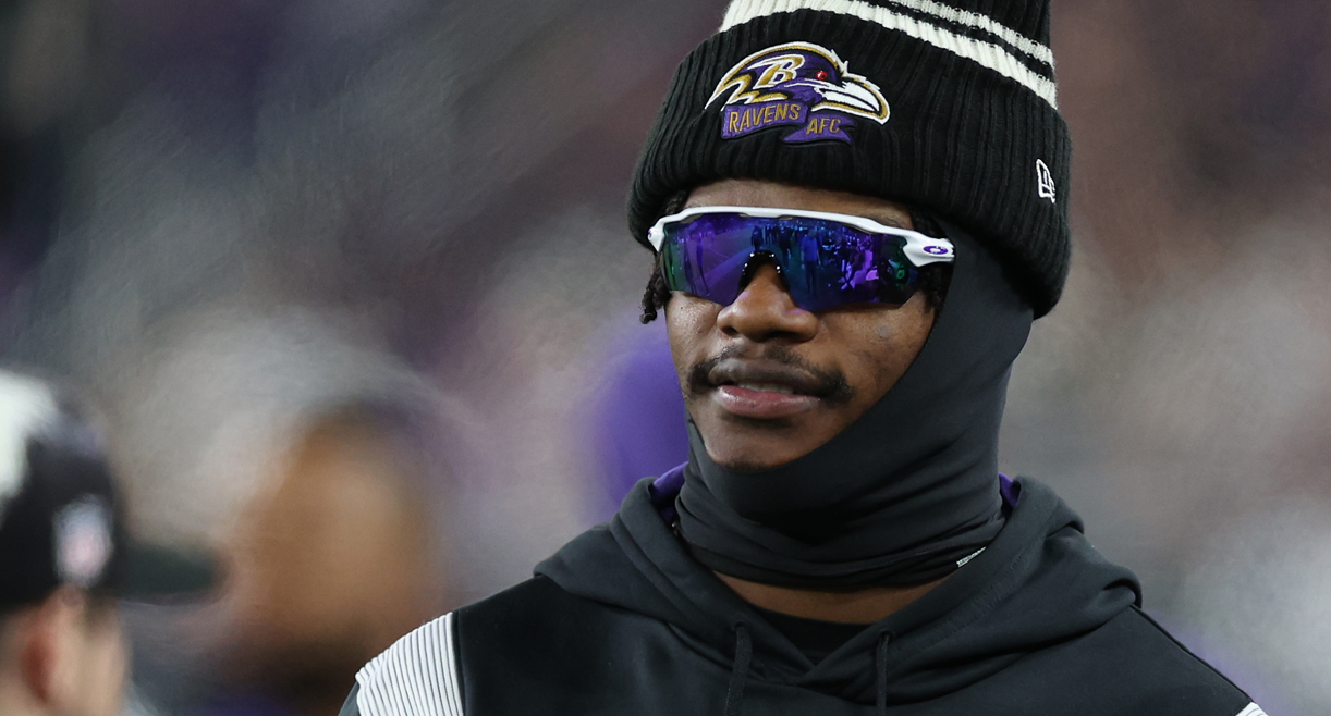 Ravens Fans Are Out Here Trying To Snatch Lamar Jackson's Beanie Straight  Off Of His Head And He's Not About It - BroBible