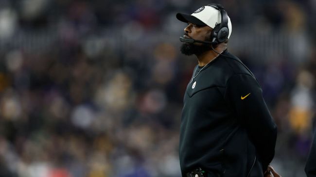 mike tomlin coaching the pittsburgh steelers