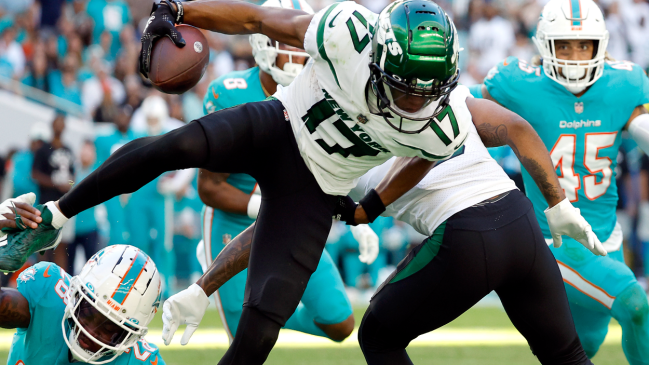 A Jets receiver runs with the ball.