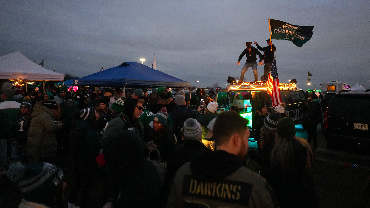 Philadelphia Eagles Superfan Pulls Up At 4:30AM To Tailgate For