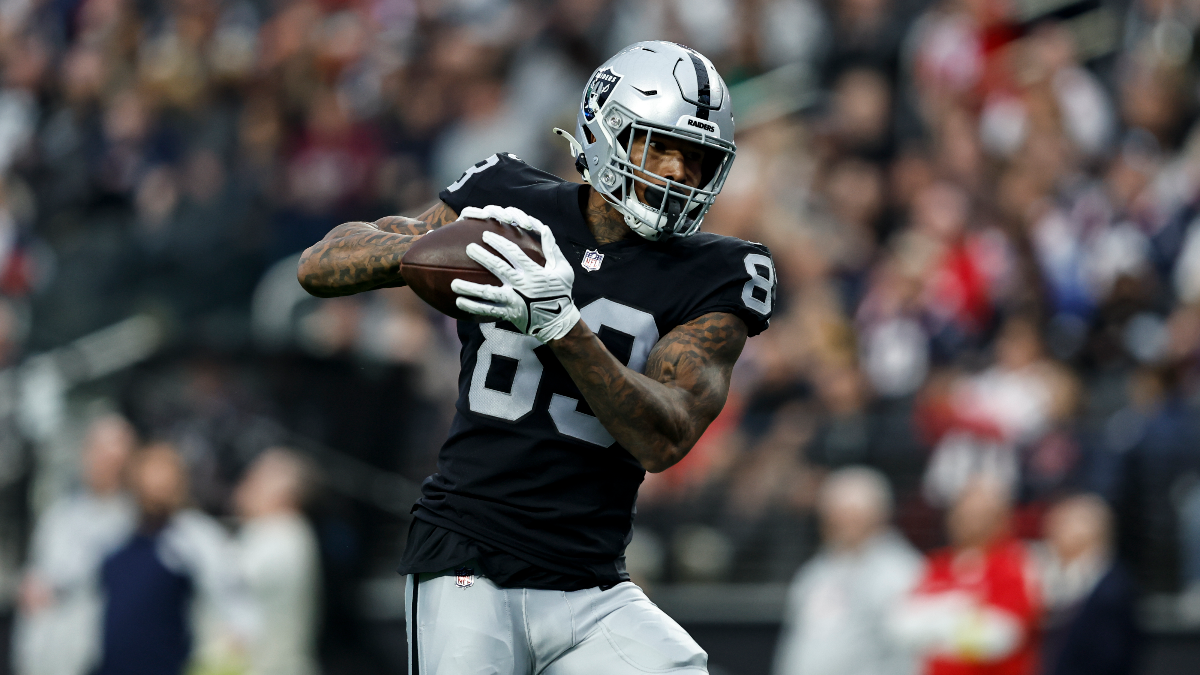 Oakland Raiders tight end Darren Waller runs the ball during an