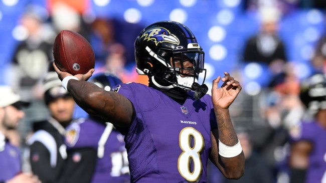 Baltimore Ravens Quarterback Lamar Jackson throws a pass.
