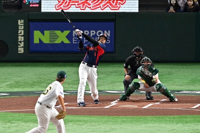 Shohei Ohtani hits a home run.