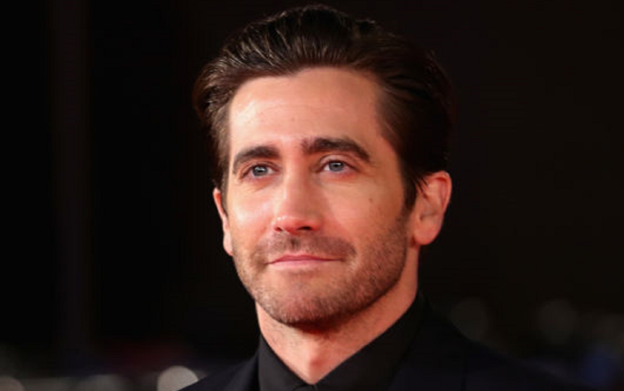 Jake Gyllenhaal posing on the red carpet 