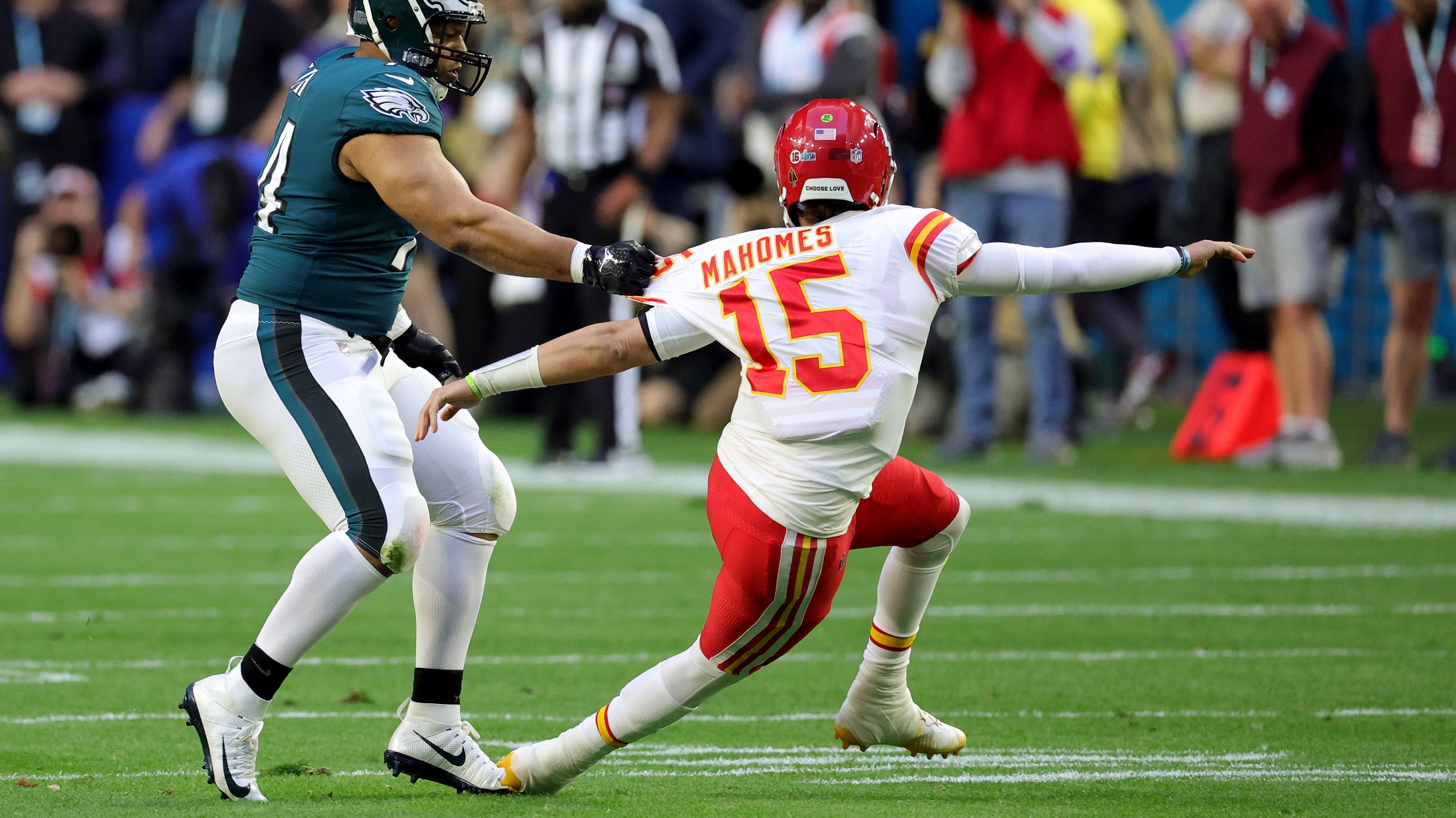 Patrick Mahomes slips on Super Bowl field