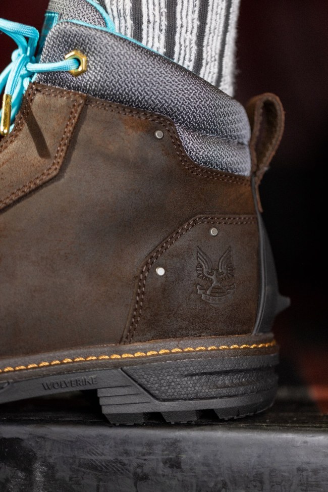 Heel picture of the limited edition Wolverine x Halo brown leather boot collab with sky blue laces