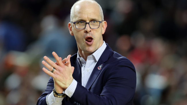 Dan Hurley coaches his team from the sidelines.