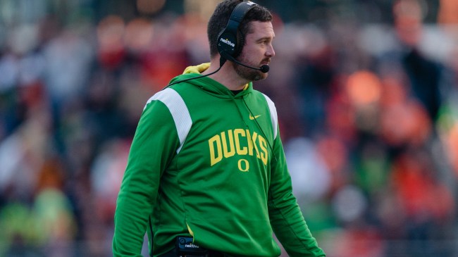 Dan Lanning coaches fro the sidelines at an Oregon game.