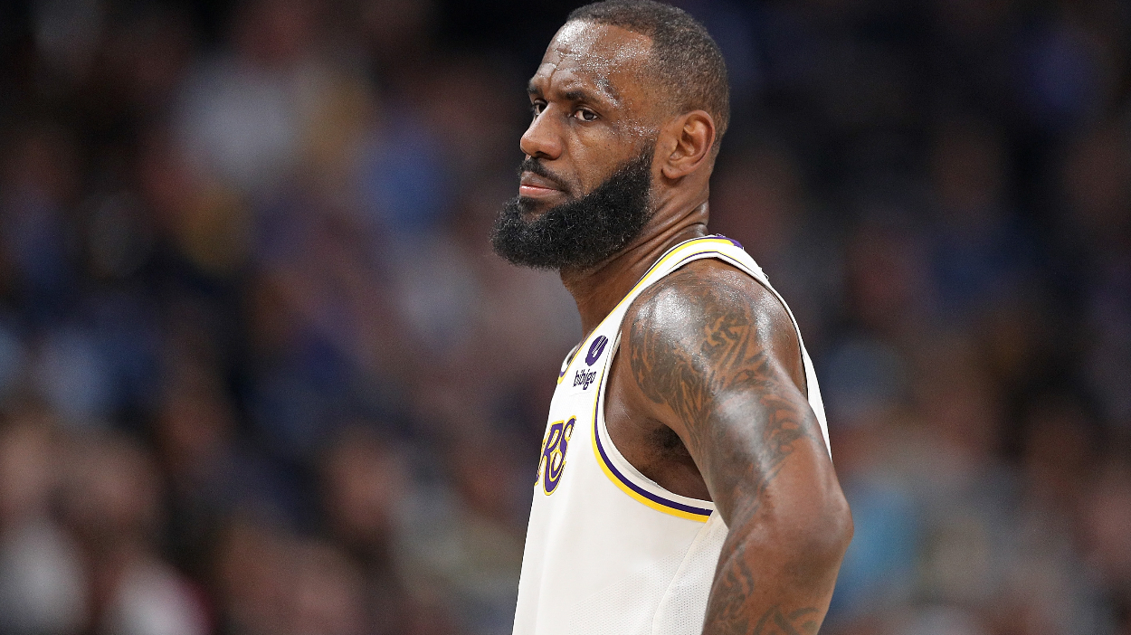 LeBron James still has blue check on Twitter despite not paying for it