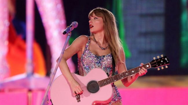 Taylor Swift Performs in Nashville