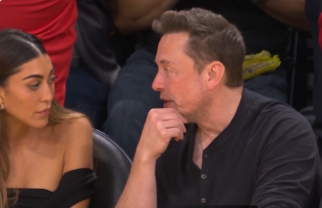 Elon Musk at the Lakers game 