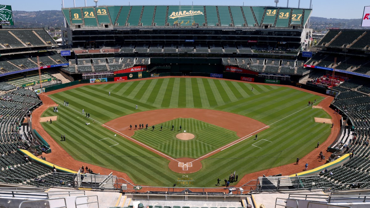 Field Fans Oakland A's Security Lets Fan Streak The Field