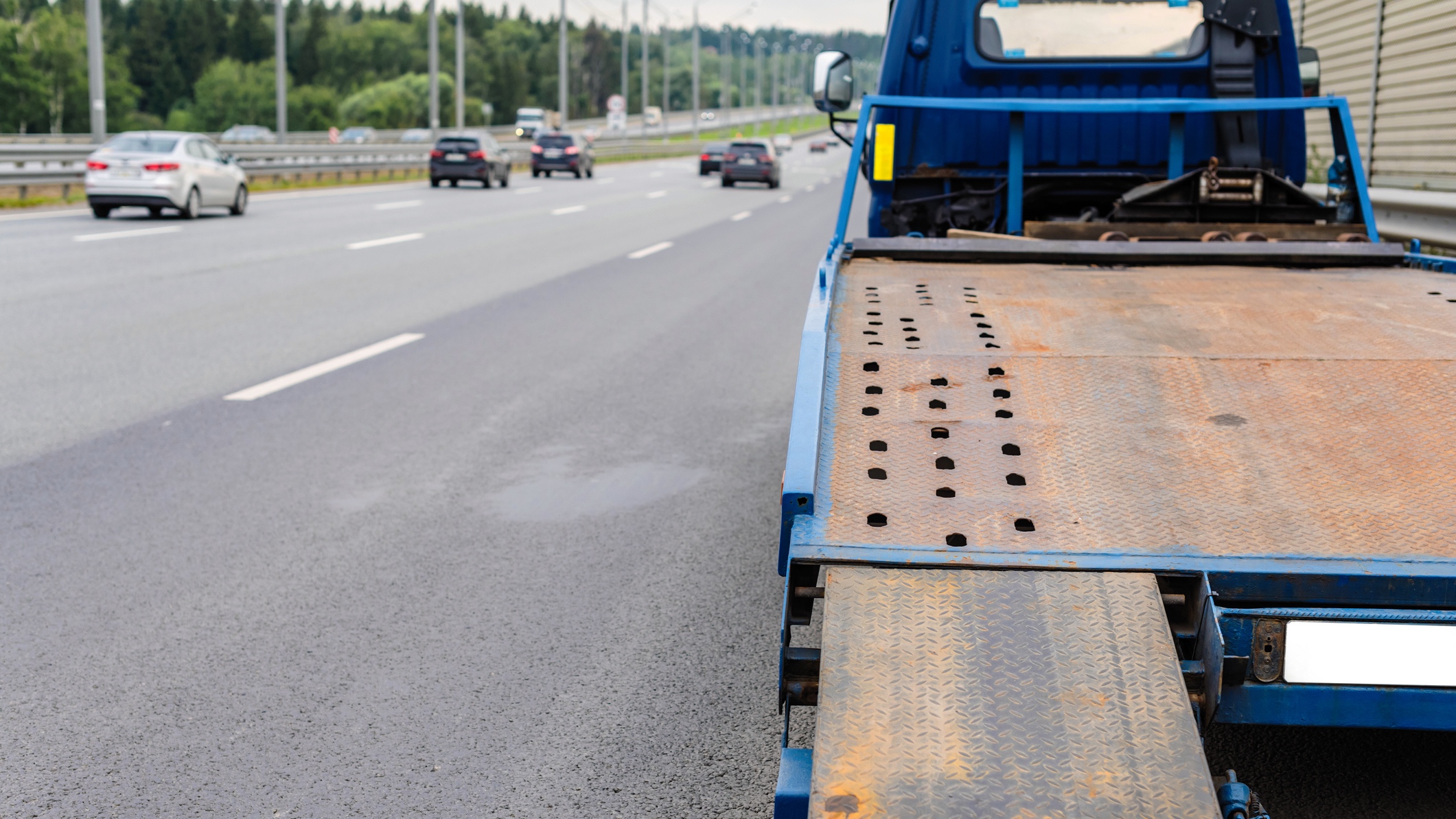 Driver Uses Tow Truck Ramp To Jump Car Over Highway (Video)