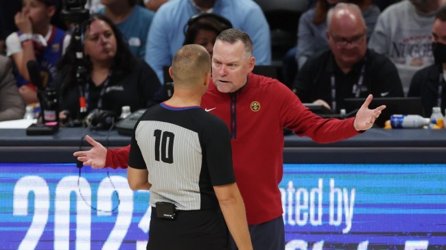NBA referee argues with Michael Malone