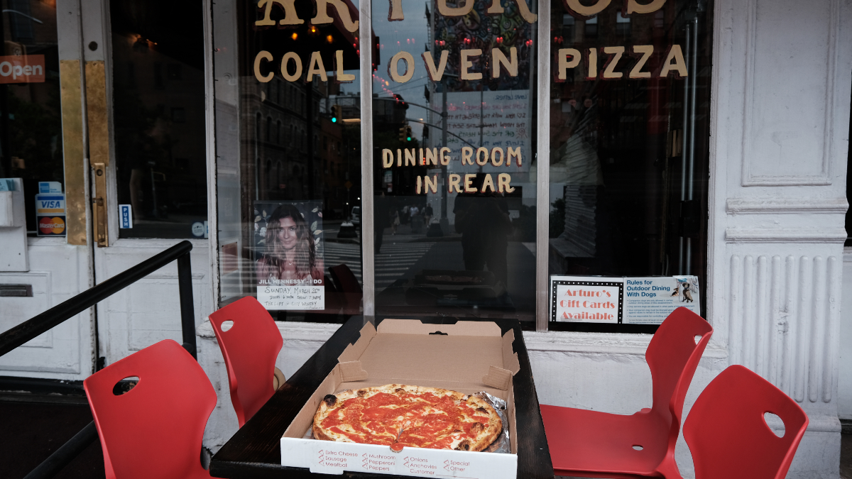 Un uomo italiano sta protestando contro le leggi anti-pizza di New York City