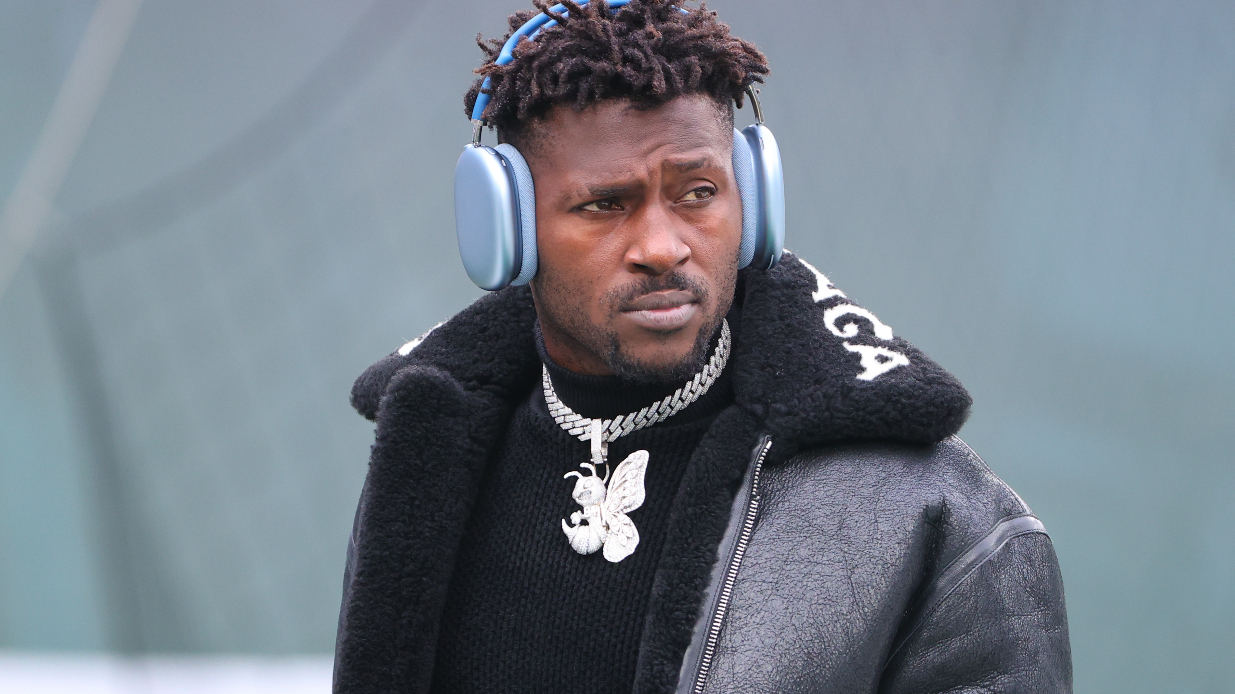 Antonio Brown Bashes Fans Brags About His Wealth And Anoints