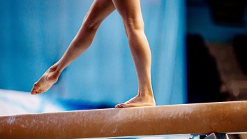 Gymnast Sydney Smith’s Unique Handstand Goes Viral