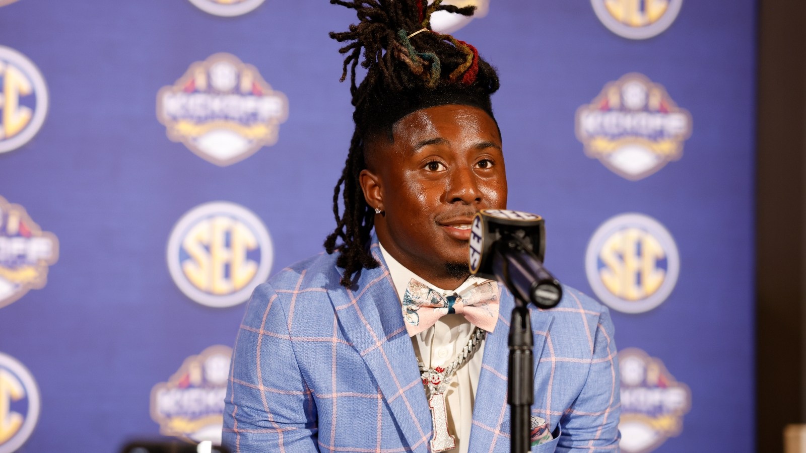 Kool Aid Chain Alabama DB Steals Show At SECMD With Kool-Aid Man Chain