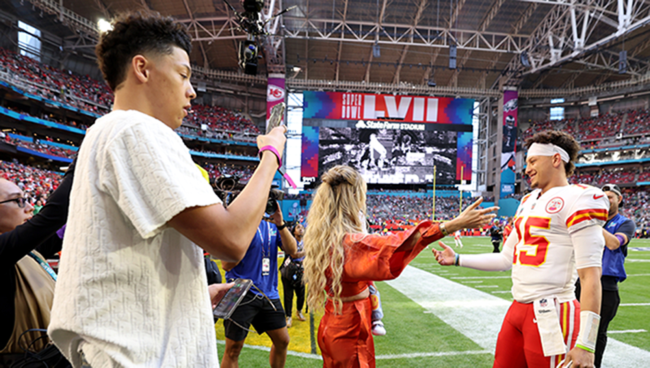 jackson mahomes on sidelines with brittany and patrick