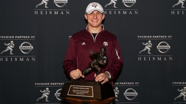 Johnny Manziel poses with the Heisman trophy.