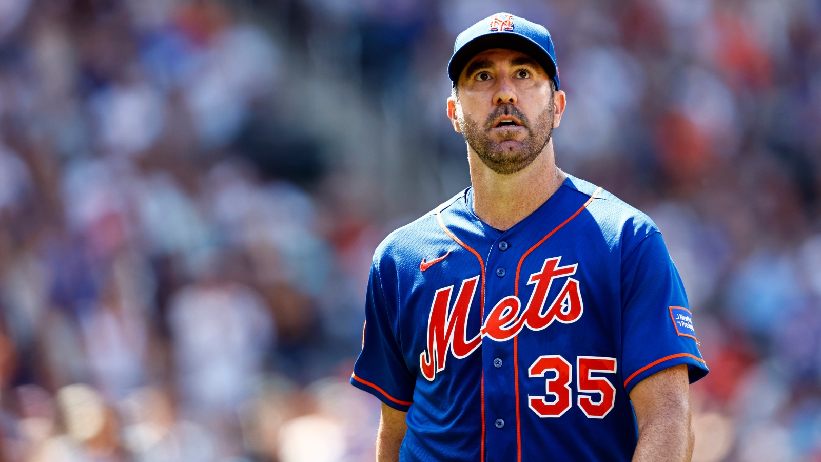 HOUSTON, TX - JUNE 19: New York Mets starting pitcher and former Houston  Astros pitcher Justin Verlander (35) stands for fans in tribute in his  honor before receiving his 2022 World Series