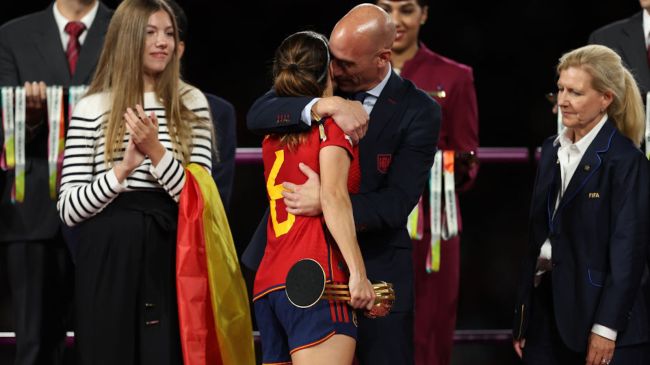 spanish FA president Luis Rubiales kissing a player