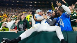 Lions Amon-Ra St. Brown Blowing A Kiss At A Packers Fan Flipping Him Shows Why The Lions Are The Kings Of The North