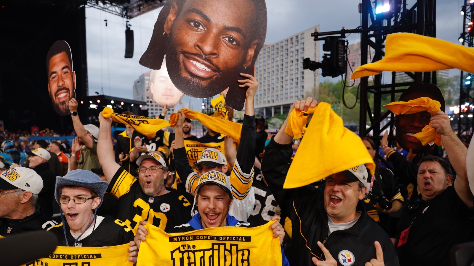 Pittsburgh Steelers Fans Having Wedding In Tailgate Lots