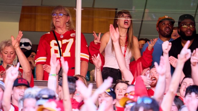 Taylor Swift celebrating travis kelce touchdown