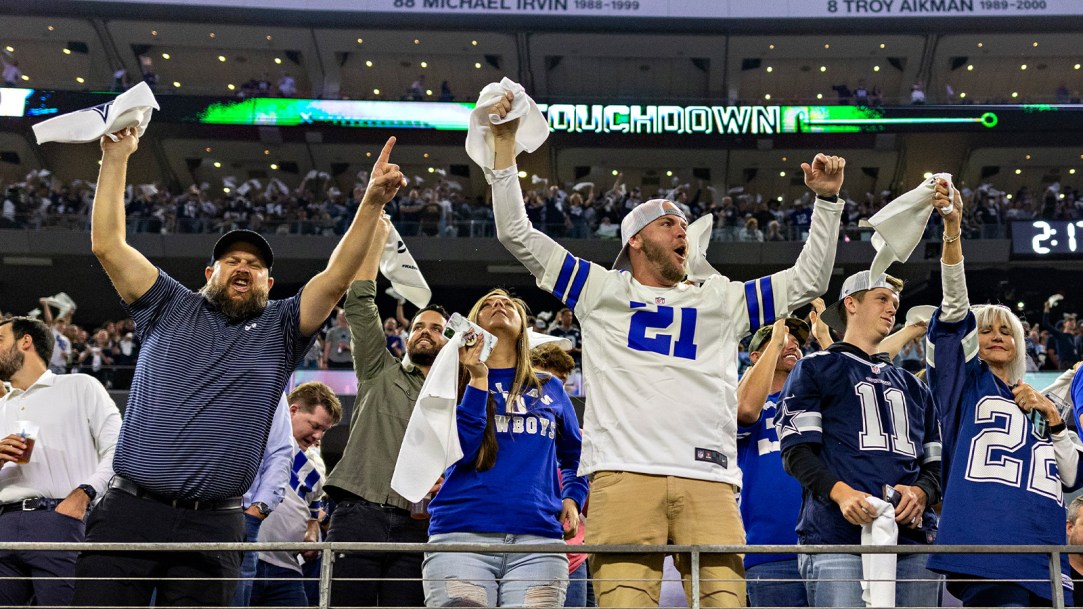 Dallas Cowboys fans rush into AT&T Stadium storm