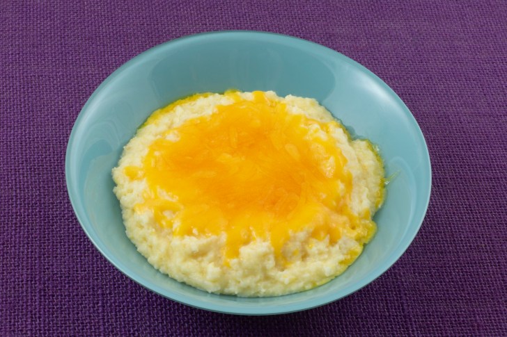 Cooked grits with cheese